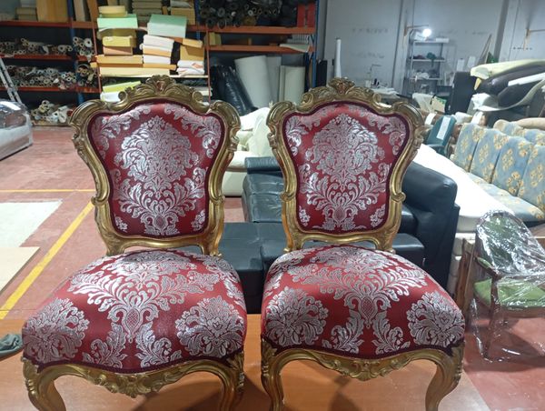 Dos sillas isabelinas retapizadas en damasco rojo y blanco
