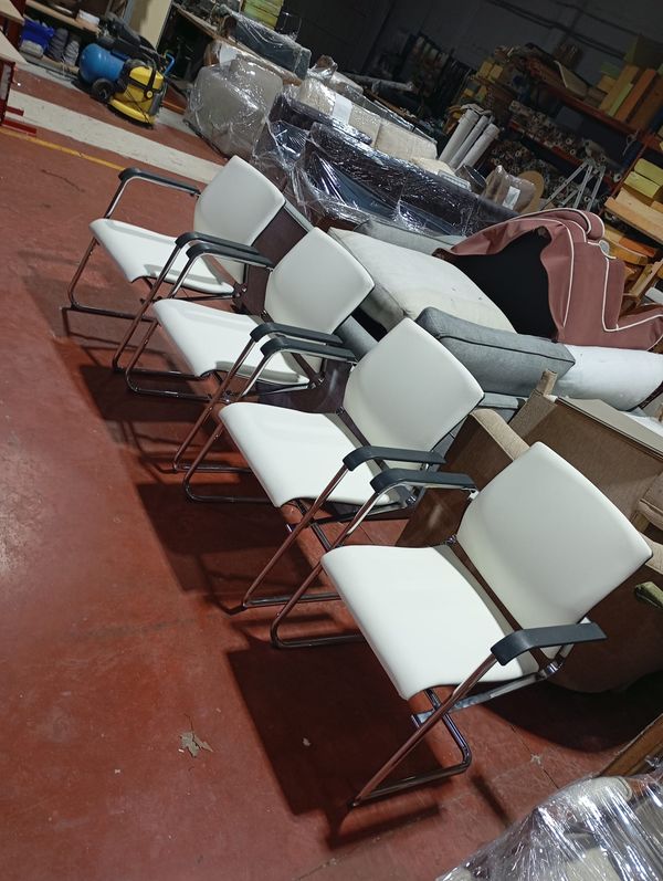 Sillas apilables de estructura metálica retapizadas en blanco