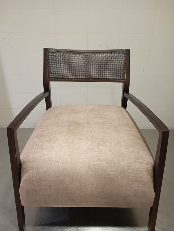 Butaca de madera con respaldo de rejilla y asiento retapizado