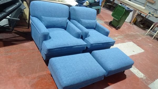 Sofá y reposapiés a juego tapizados en tela azul