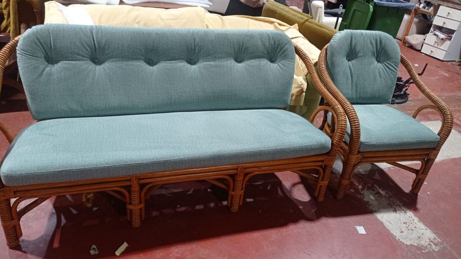 Sofá de rejilla y madera con asiento retapizado en verde agua